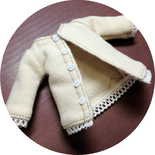 ベージュのカーディガン